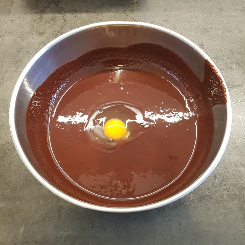 Préparation de la pâte avec ajout des oeufs un par un